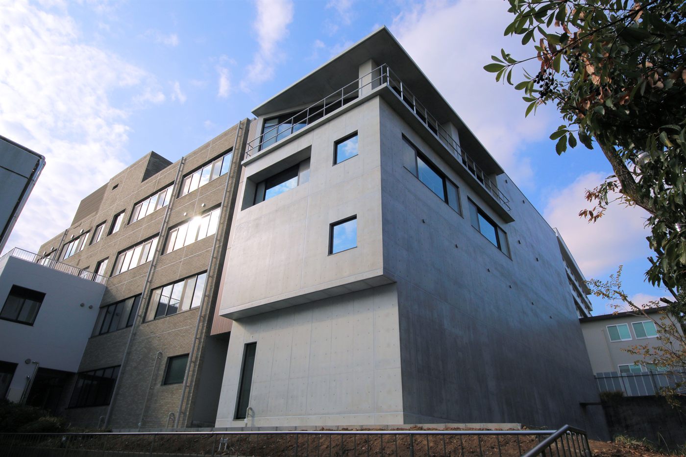 改修した大学施設の校舎