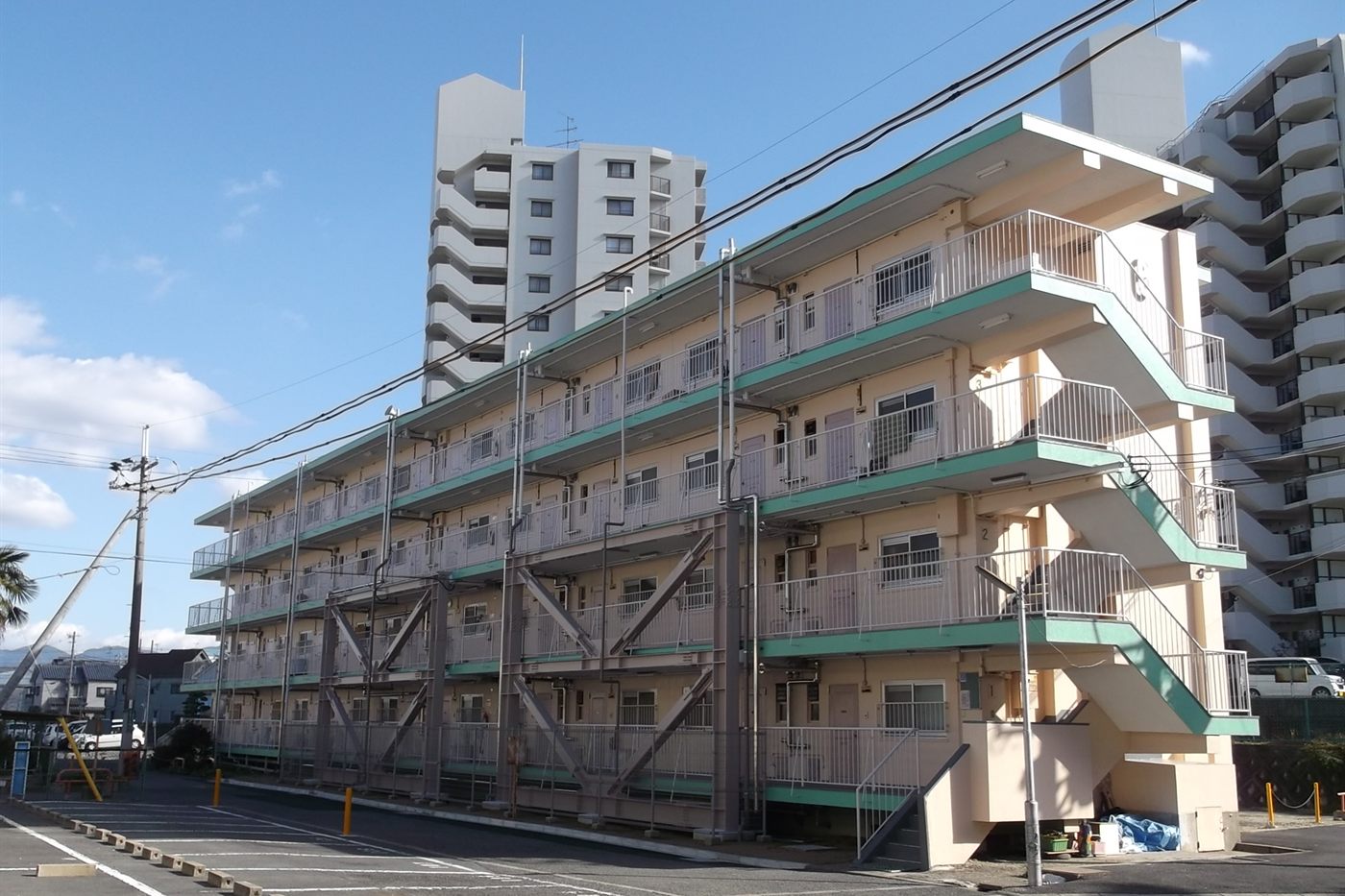 外壁改修と耐震補強を行った公営住宅