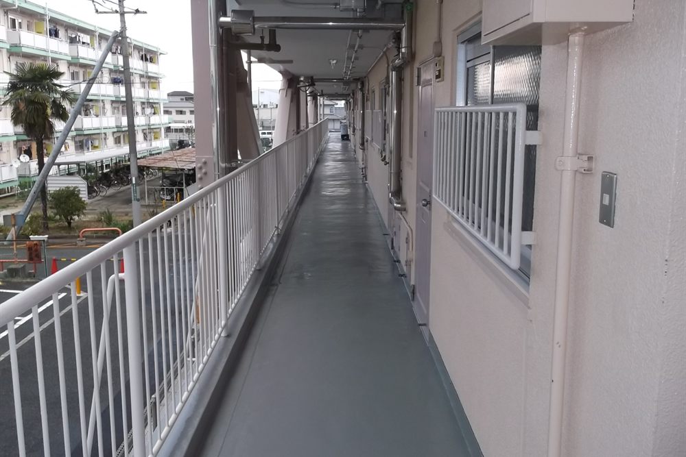 足場を架けた住棟