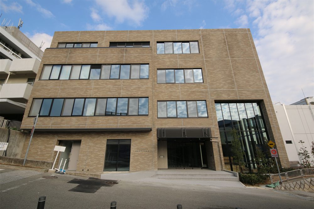 改修した大学施設の外観
