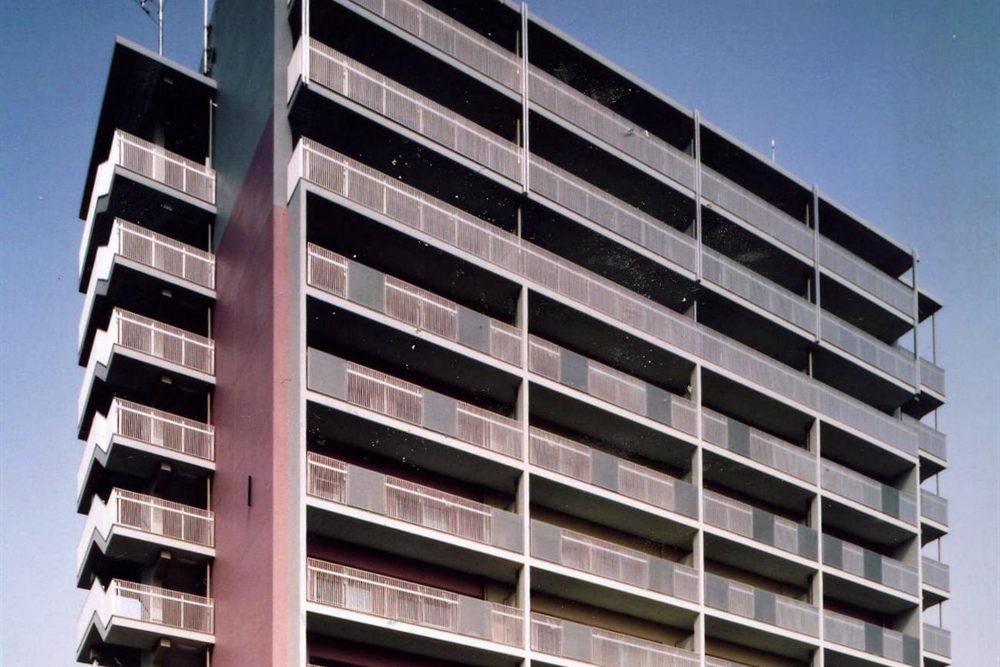 中層の共同住宅の外観