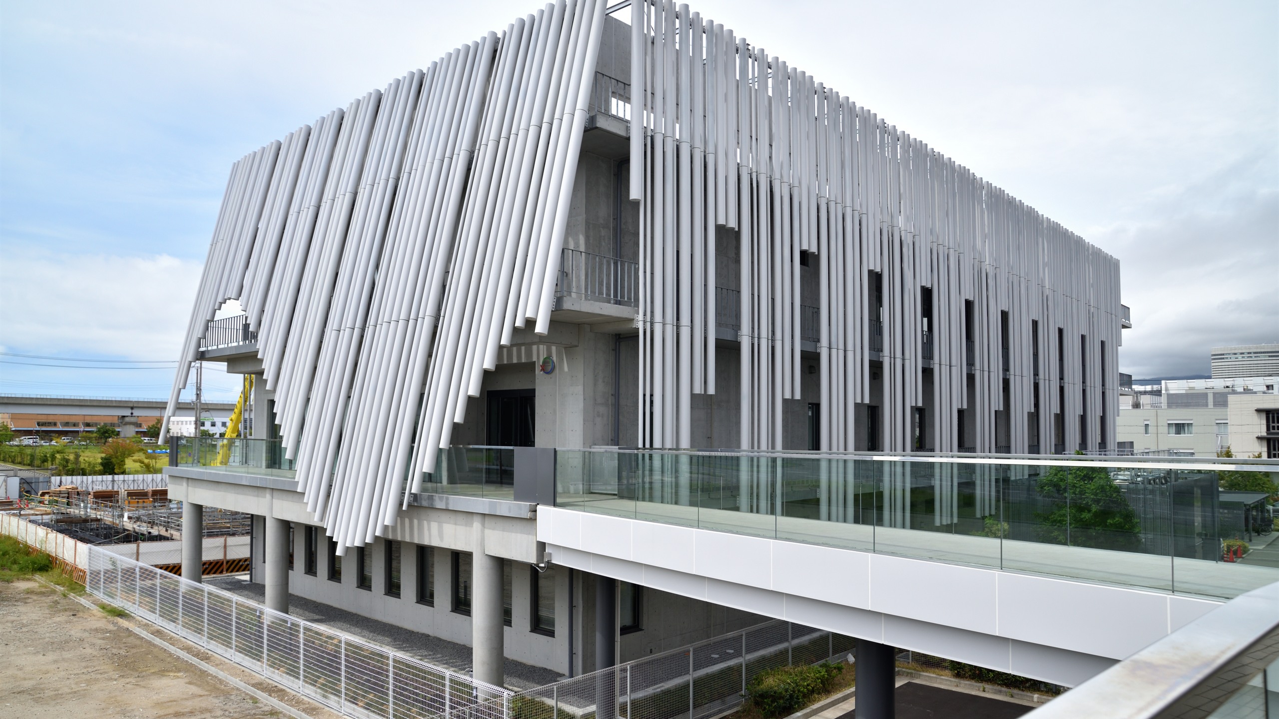 新築した大学研究施設のアルミルーバー外装と空