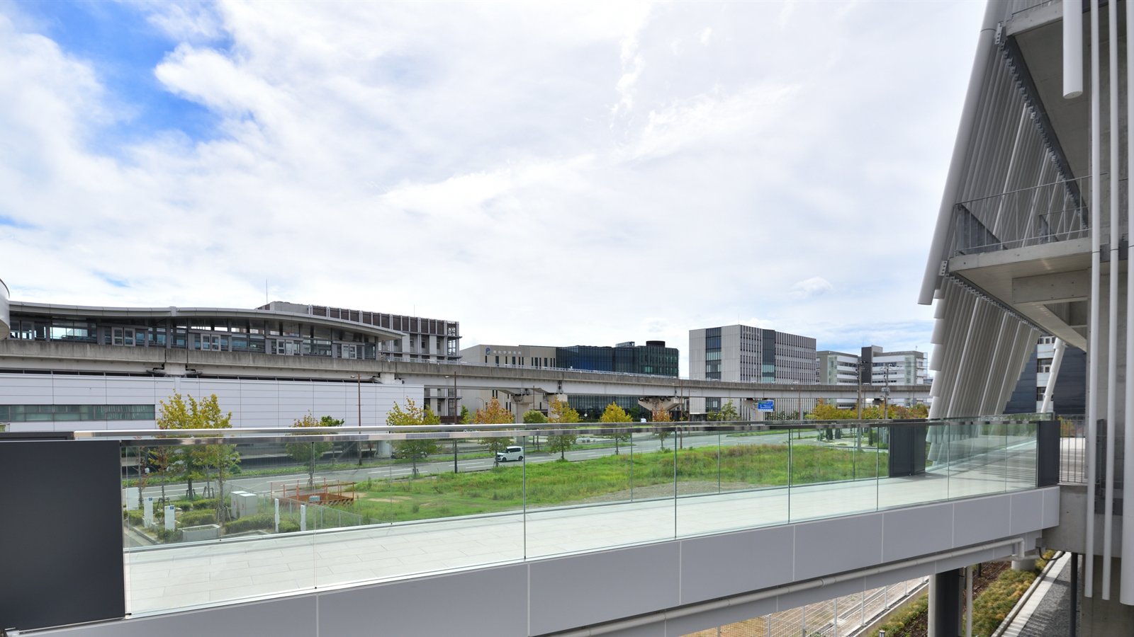 新築した大学研究施設と渡り廊下